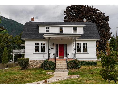 715 Kokanee Avenue, Nelson, BC - Outdoor With Facade