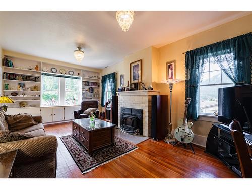 715 Kokanee Avenue, Nelson, BC - Indoor Photo Showing Living Room With Fireplace