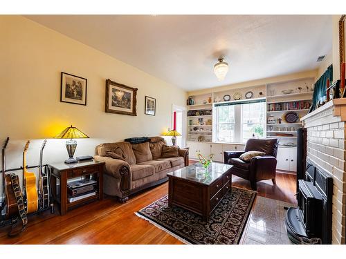 715 Kokanee Avenue, Nelson, BC - Indoor Photo Showing Living Room