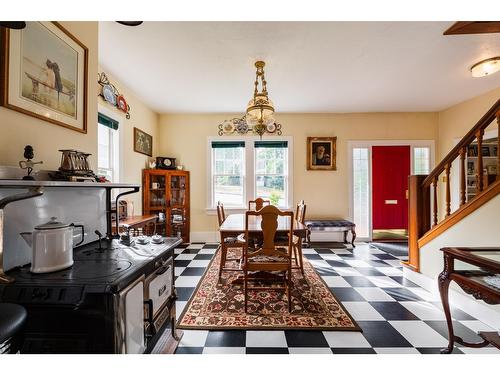 715 Kokanee Avenue, Nelson, BC - Indoor Photo Showing Dining Room