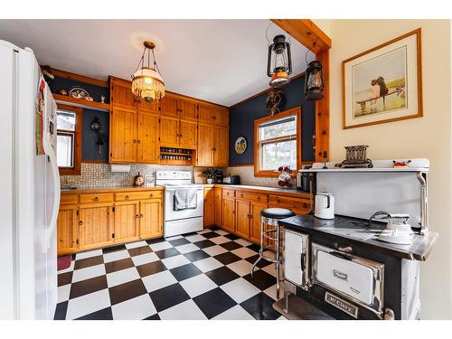 715 Kokanee Avenue, Nelson, BC - Indoor Photo Showing Kitchen