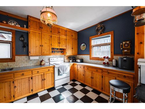 715 Kokanee Avenue, Nelson, BC - Indoor Photo Showing Kitchen