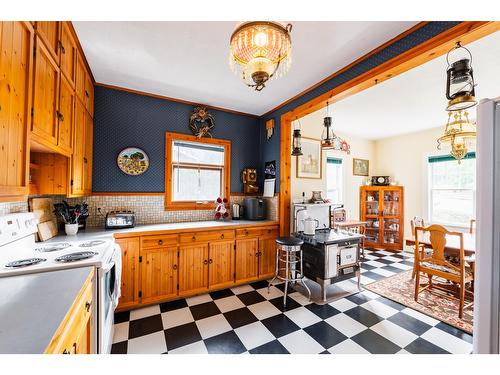 715 Kokanee Avenue, Nelson, BC - Indoor Photo Showing Kitchen