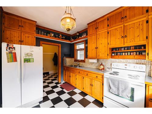 715 Kokanee Avenue, Nelson, BC - Indoor Photo Showing Kitchen With Double Sink