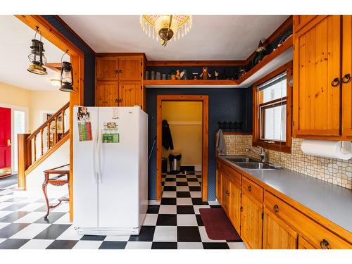 715 Kokanee Avenue, Nelson, BC - Indoor Photo Showing Kitchen With Double Sink