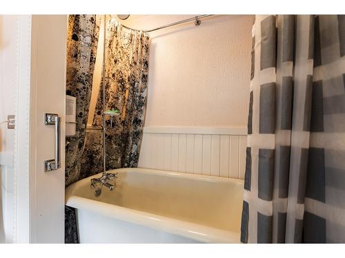 715 Kokanee Avenue, Nelson, BC - Indoor Photo Showing Bathroom