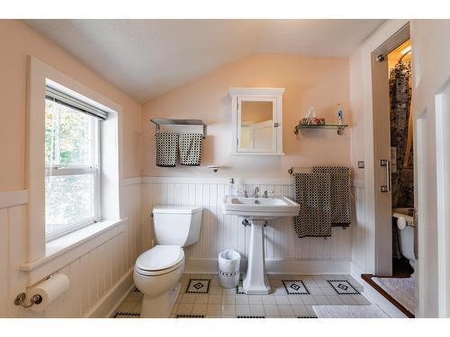 715 Kokanee Avenue, Nelson, BC - Indoor Photo Showing Bathroom