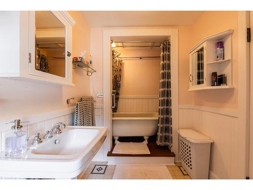 715 Kokanee Avenue, Nelson, BC - Indoor Photo Showing Bathroom