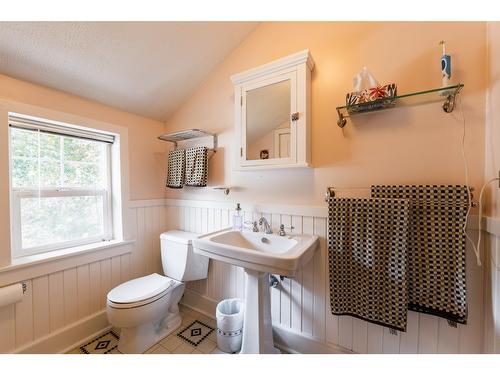 715 Kokanee Avenue, Nelson, BC - Indoor Photo Showing Bathroom