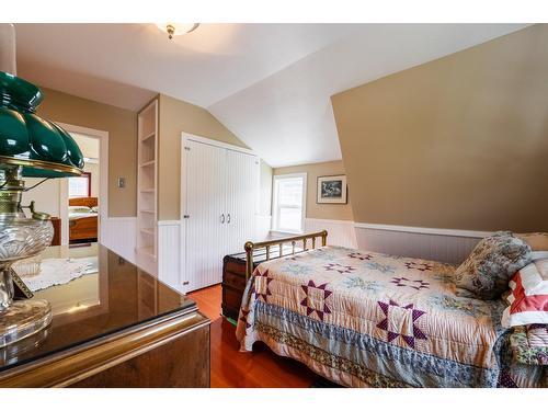 715 Kokanee Avenue, Nelson, BC - Indoor Photo Showing Bedroom