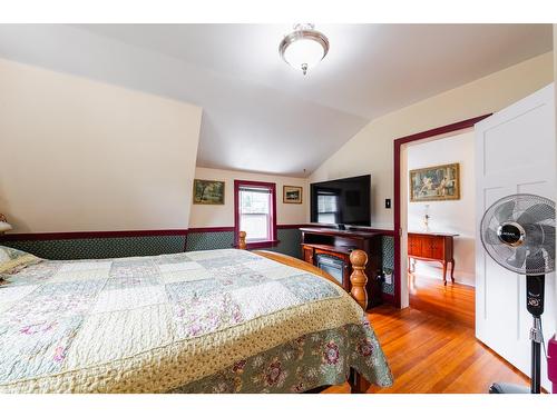 715 Kokanee Avenue, Nelson, BC - Indoor Photo Showing Bedroom