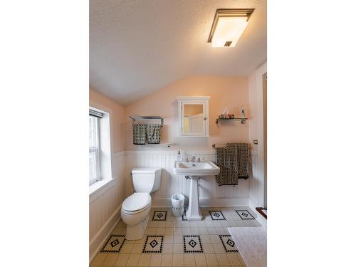 715 Kokanee Avenue, Nelson, BC - Indoor Photo Showing Bathroom