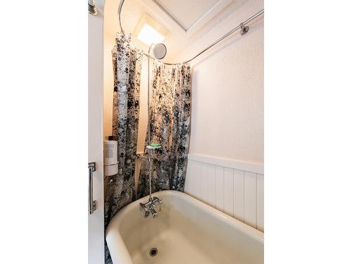 715 Kokanee Avenue, Nelson, BC - Indoor Photo Showing Bathroom