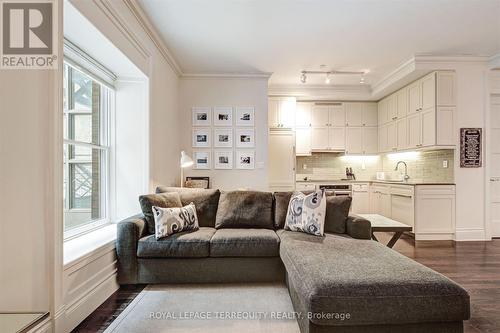 332 - 22 Leader Lane, Toronto, ON - Indoor Photo Showing Living Room