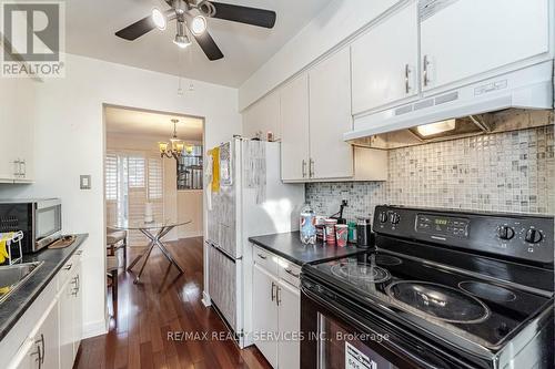 13 Weybridge Trail, Brampton, ON - Indoor Photo Showing Kitchen With Upgraded Kitchen