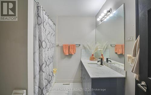 125 Oatfield Road, Brampton, ON - Indoor Photo Showing Bathroom