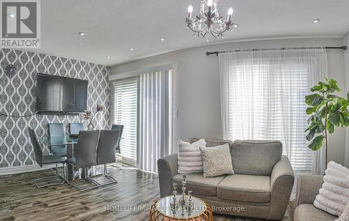 125 Oatfield Road, Brampton, ON - Indoor Photo Showing Living Room