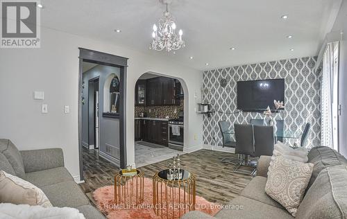 125 Oatfield Road, Brampton, ON - Indoor Photo Showing Living Room