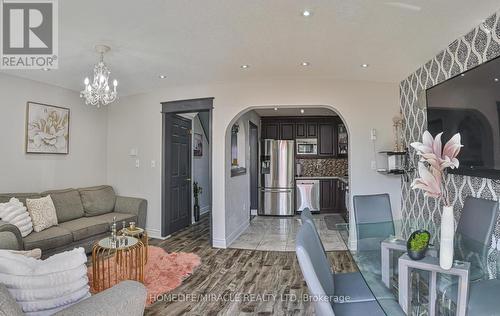 125 Oatfield Road, Brampton, ON - Indoor Photo Showing Living Room