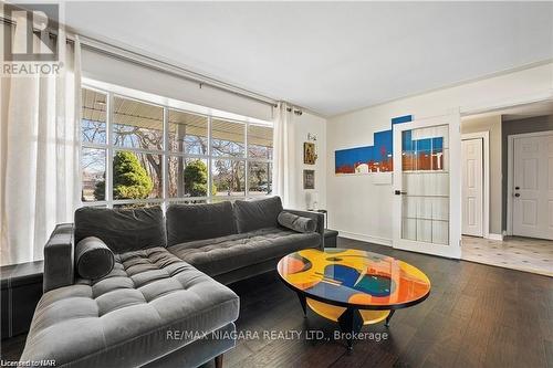 375 Mississauga Street, Niagara-On-The-Lake, ON - Indoor Photo Showing Living Room