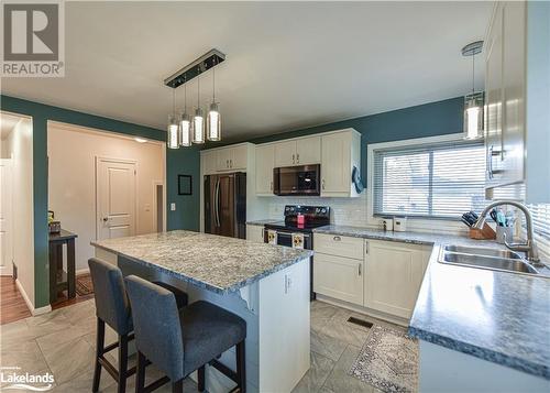 1892 Warminster Sideroad, Oro-Medonte, ON - Indoor Photo Showing Kitchen With Double Sink With Upgraded Kitchen