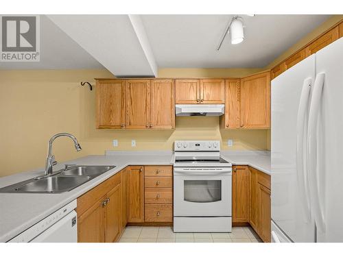 3825 Glen Canyon Drive Unit# 105, West Kelowna, BC - Indoor Photo Showing Kitchen With Double Sink