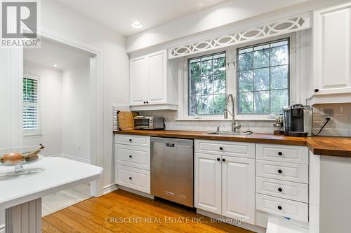 1298 Lewisham Drive, Mississauga, ON - Indoor Photo Showing Kitchen