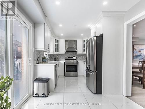 109 Farthingale Crescent, Brampton, ON - Indoor Photo Showing Kitchen With Stainless Steel Kitchen