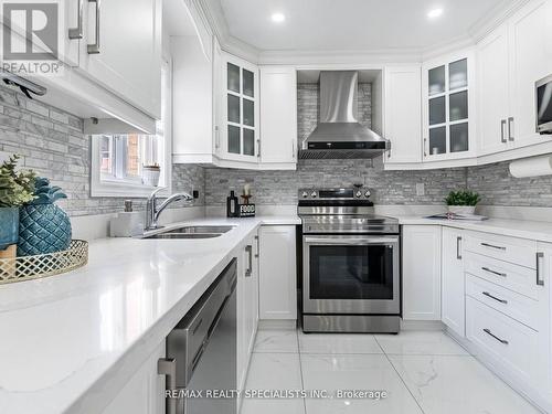 109 Farthingale Crescent, Brampton, ON - Indoor Photo Showing Kitchen With Double Sink With Upgraded Kitchen