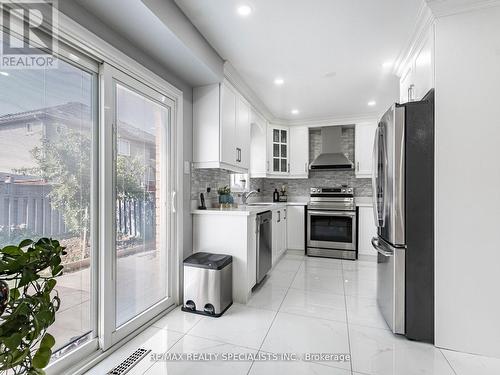 109 Farthingale Crescent, Brampton, ON - Indoor Photo Showing Kitchen With Stainless Steel Kitchen