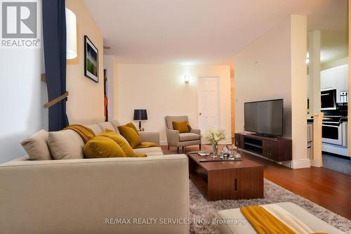 1811 - 155 Hillcrest Avenue, Mississauga, ON - Indoor Photo Showing Living Room