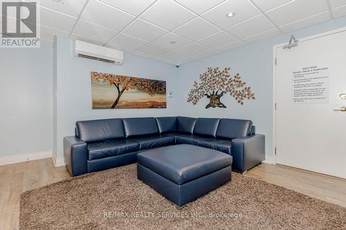 1811 - 155 Hillcrest Avenue, Mississauga, ON - Indoor Photo Showing Living Room