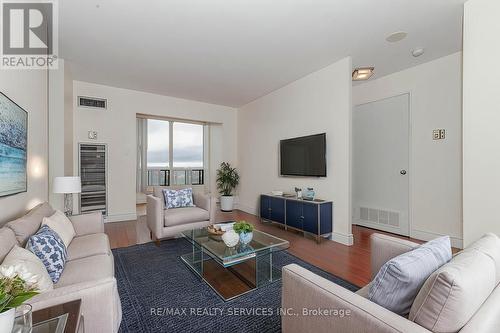 1811 - 155 Hillcrest Avenue, Mississauga, ON - Indoor Photo Showing Living Room