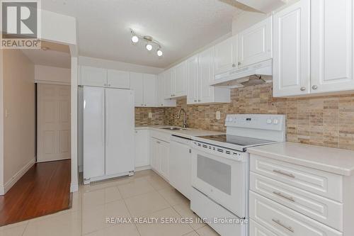 1811 - 155 Hillcrest Avenue, Mississauga, ON - Indoor Photo Showing Kitchen