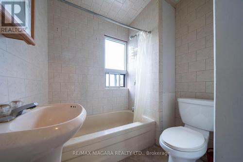 178 Stirton Street, Hamilton, ON - Indoor Photo Showing Bathroom