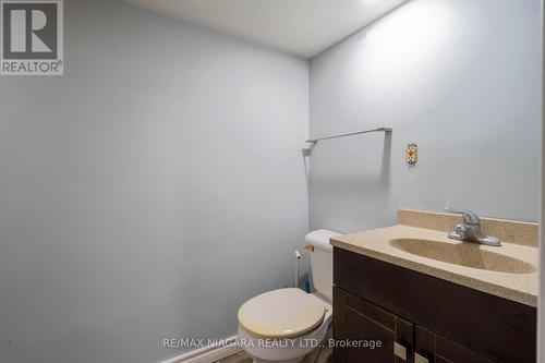 178 Stirton Street, Hamilton, ON - Indoor Photo Showing Bathroom