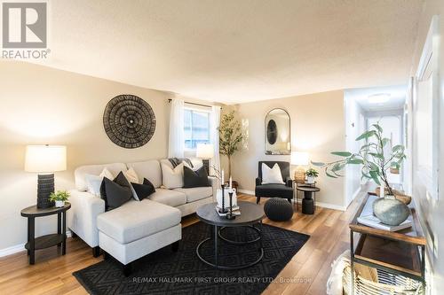 757 Edna Court, Oshawa, ON - Indoor Photo Showing Living Room