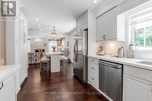 9 Addison Street, Richmond Hill, ON - Indoor Photo Showing Kitchen With Upgraded Kitchen