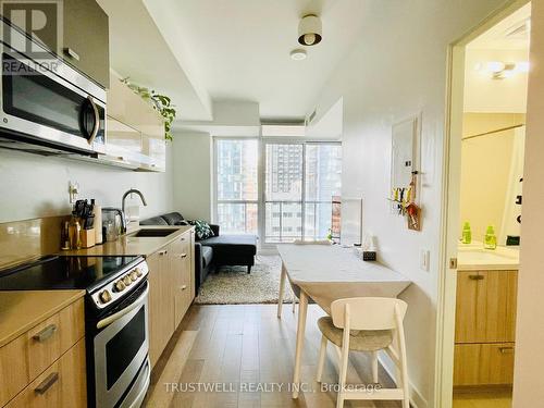 1102 - 290 Adelaide Street W, Toronto, ON - Indoor Photo Showing Kitchen