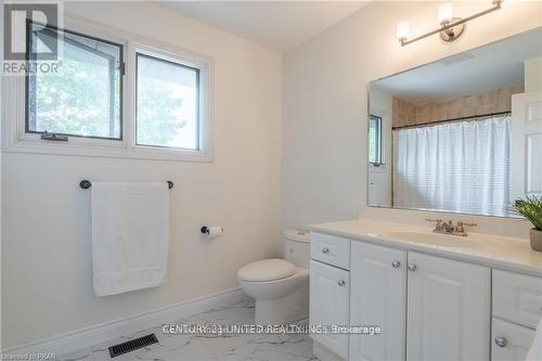 1006 Golfview Road, Peterborough (Monaghan), ON - Indoor Photo Showing Bathroom