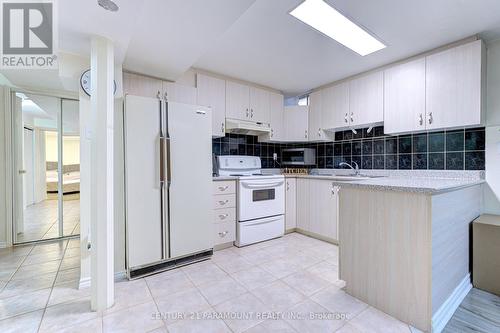 17 Sheringham Street S, Brampton, ON - Indoor Photo Showing Kitchen