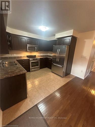 25 Newport Crescent, Hamilton, ON - Indoor Photo Showing Kitchen With Double Sink