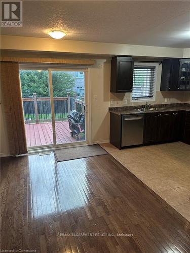 25 Newport Crescent, Hamilton, ON - Indoor Photo Showing Kitchen