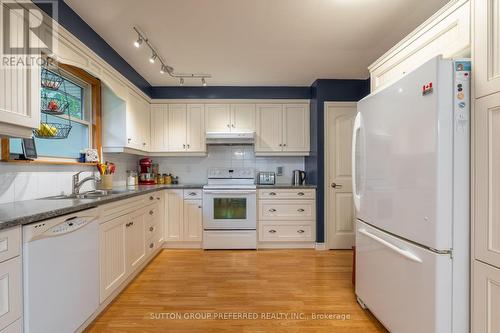 241 Dominion Street, Strathroy-Caradoc (Nw), ON - Indoor Photo Showing Kitchen With Double Sink