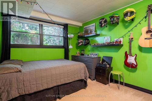 241 Dominion Street, Strathroy-Caradoc (Nw), ON - Indoor Photo Showing Bedroom