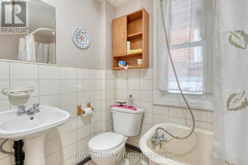 34 Sherman Avenue S, Hamilton, ON - Indoor Photo Showing Bathroom