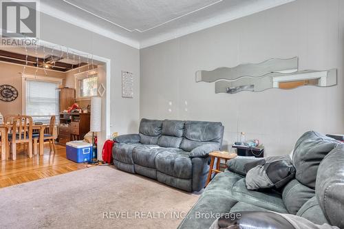 34 Sherman Avenue S, Hamilton, ON - Indoor Photo Showing Living Room