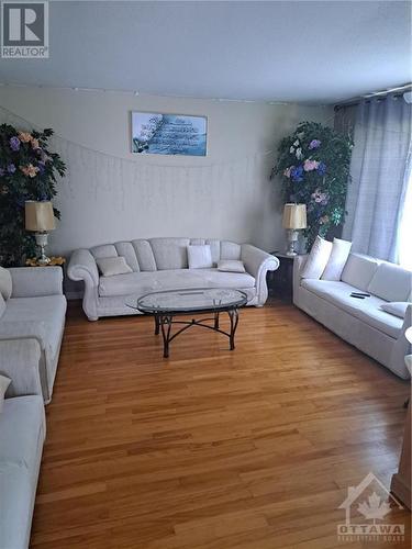 2426 Magnus Avenue, Ottawa, ON - Indoor Photo Showing Living Room