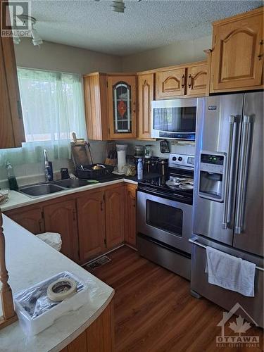 2426 Magnus Avenue, Ottawa, ON - Indoor Photo Showing Kitchen With Double Sink