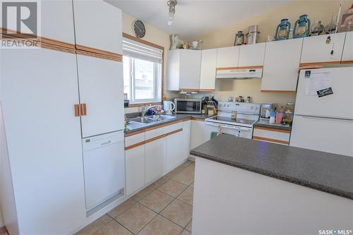 6 Tye Place, Candle Lake, SK - Indoor Photo Showing Kitchen With Double Sink